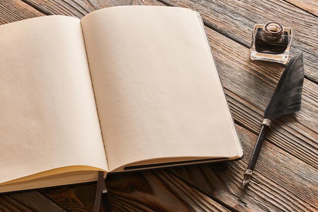Verenpen en blanco notitieboekjepagina
