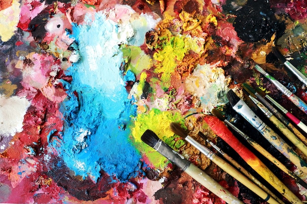 Verf penselen op een kleuren ful schilder in blackground.