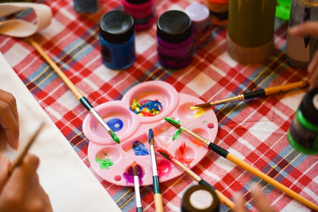 Verf penselen palet en aquarel verf op de tafel