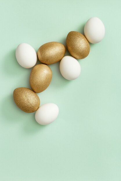 Verfraaide gouden en witte paaseieren op groene achtergrond. Happy Easter card, briefkaart