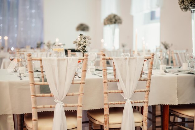 Verfraaide weide voor huwelijksceremonie Bruiloft Banket De stoelen en ronde tafel voor gasten geserveerd met bestek bloemen