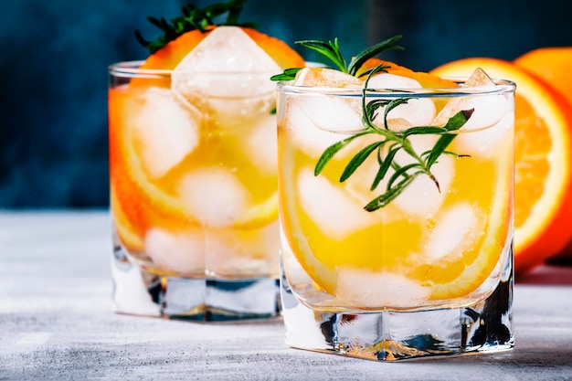 Verfrissend drankje met oranje rozemarijn en ijs selectieve focus