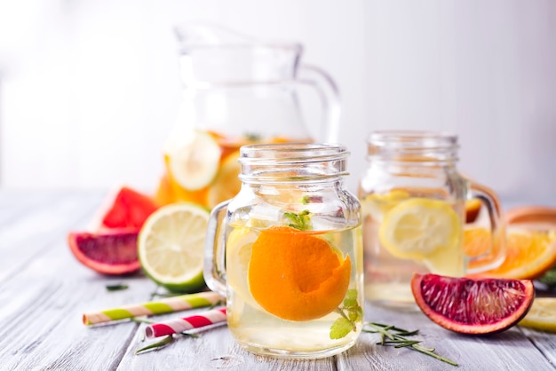 Verfrissend drankje van de zomer oranje bevroren limonade