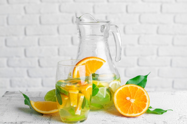 Verfrissend koud citruswater met munt