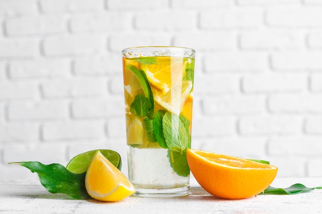 Verfrissend koud citruswater met munt