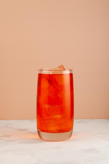 Foto verfrissend koud drankje zomerfruitlimonade met ijs in een hoog glas