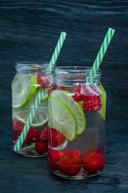 Verfrissend zomerdrankje met fruit.