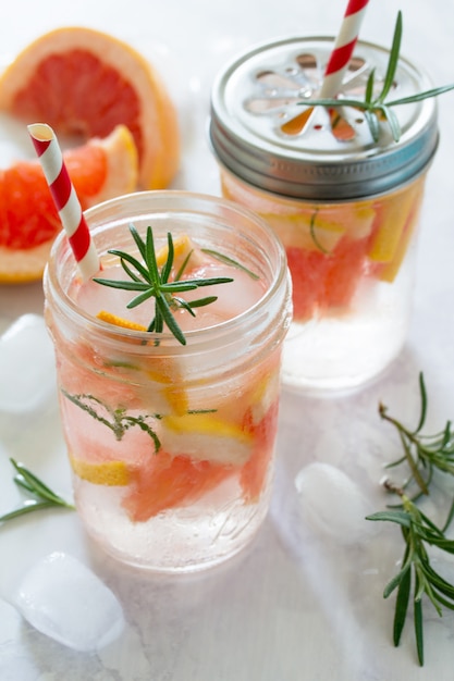 Verfrissend zomerdrankje met grapefruit en rozemarijn