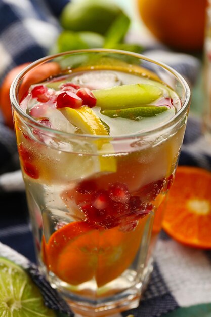 Verfrissende cocktail met granaatappelpitjes en schijfjes fruit