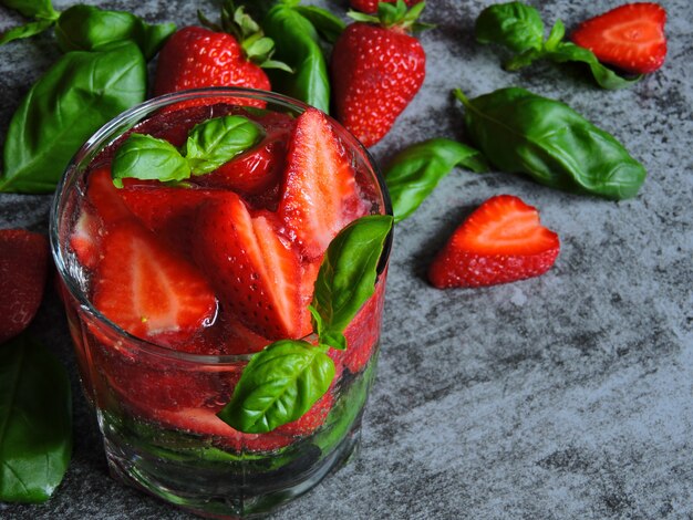 Verfrissende detoxdrank met aardbeien en basilicum.