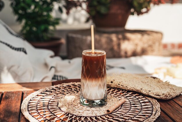 Verfrissende iced latte koffie. Koude zomerdrank achtergrond