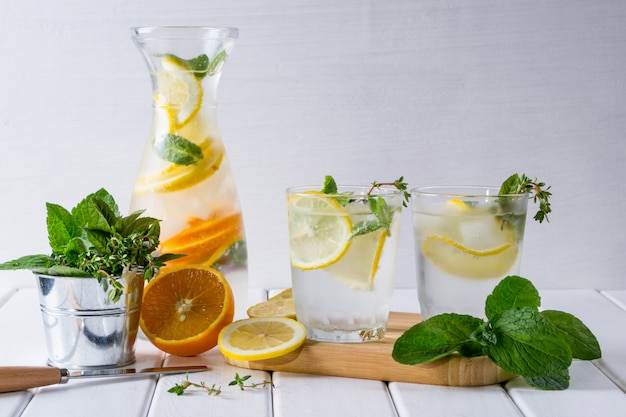 Verfrissende komkommer cocktail, limonade, detox water in een bril op een witte ondergrond Zomer drankje.