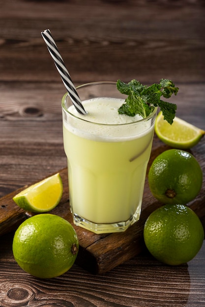 Verfrissende limonade met munt Limonade zomerdrankje