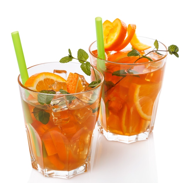 Verfrissende limonade met sinaasappels en munt