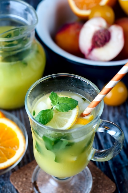 Verfrissende limonadedrank en rijp fruit