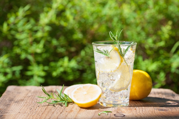 Verfrissende limonadedrank met rozemarijn in glas