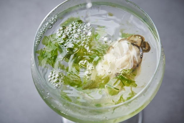 Verfrissende martini cocktail met verse oesters