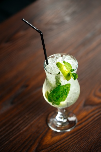 Verfrissende mojito cocktail ijs limoen munt