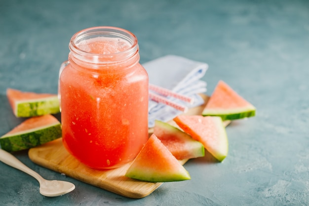 Verfrissende watermeloen drinken met ijs
