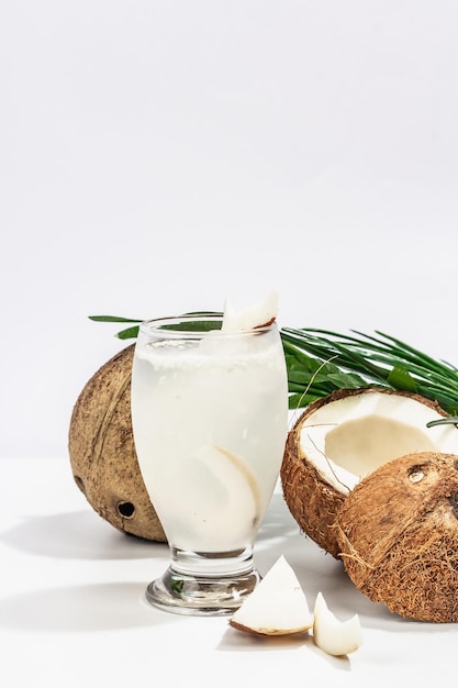 Foto verfrissende zomer kokosnoot martini niet-alcoholische margarita-cocktail trendy harde lichte donkere schaduw