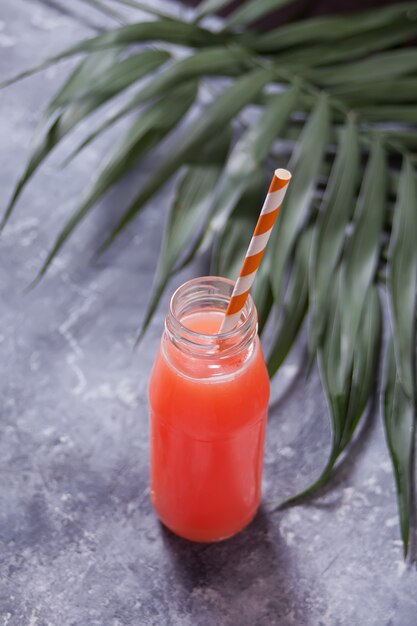 Verfrissende zomer tropische cocktail in een fles