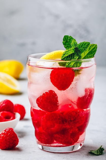 Verfrissende zomercocktail Koud drankje Frambozenlimonade met munt in glas