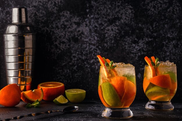 Verfrissende zomercocktail met met fruit doordrenkt water