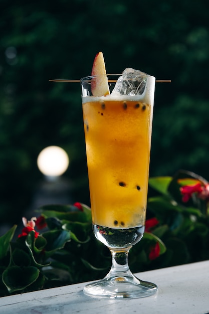 Verfrissende zomercocktail met perzik en passievrucht