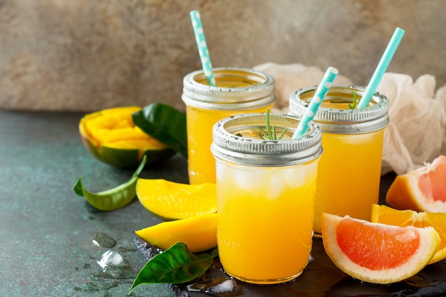 Verfrissende zomercocktails gemaakt van citrus en mango