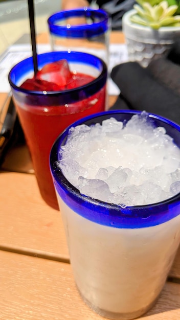 Foto verfrissende zomerdranken op een houten tafel op ooghoogte