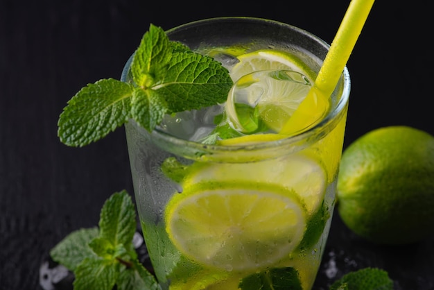 Verfrissende zomerse alcoholische cocktailmojito met ijs, verse munt en limoen