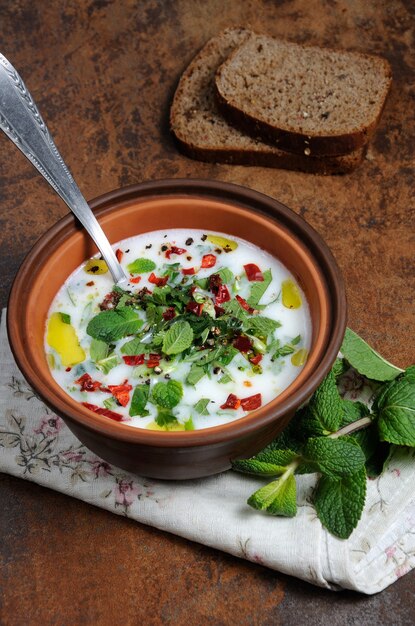 Verfrissende zomersoep de rijstmunt en yoghurtkruiden Verticaal geschoten Uitzicht vanaf ab