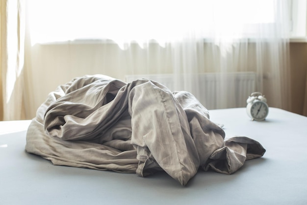 Verfrommeld leeg bed in een kamer op de achtergrond van een raam Weekend ochtend eenzaamheid