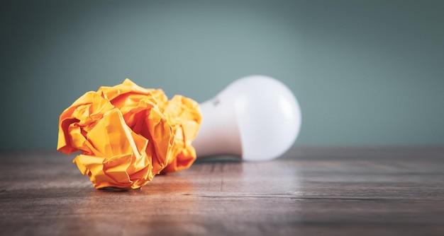 Verfrommeld papier en een gloeilamp op tafel