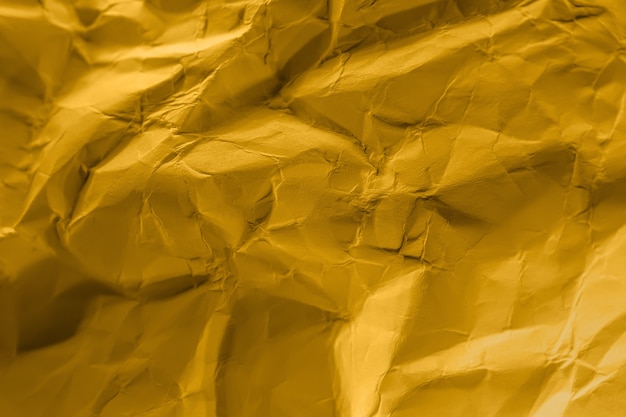 Verfrommeld papier in pastelkleur Fortune Gold. Abstracte trending achtergrondafbeelding.