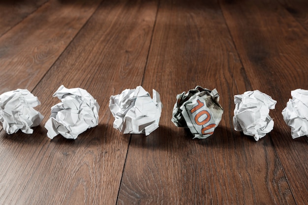 Verfrommeld papier op de tafel