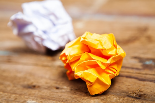 Verfrommeld papier op een houten tafel