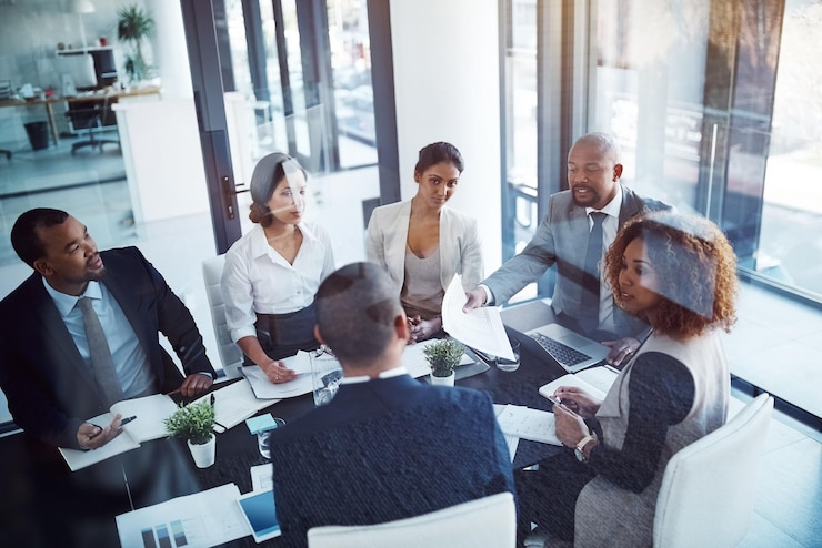 Foto vergaderdocumenten en planning met zakenmensen op kantoor voor strategie corporate of teamwerk ondersteuning van samenwerking en projectmanagement met medewerkers in directiekamer voor workshop en oplossing