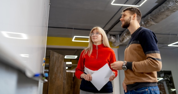 Vergadering van collega's en planning van de volgende stappen van het werk. Kantoor bedrijfsconcept, selectieve focus. Man en vrouw collega's.