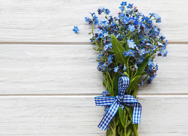 Vergeet-mij-nietjebloemen op een houten achtergrond