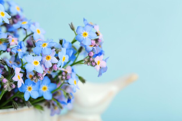 Vergeet-mij-nietjesbloemen in kop, op blauwe achtergrond