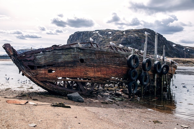 Vergeten oud schip op de kust