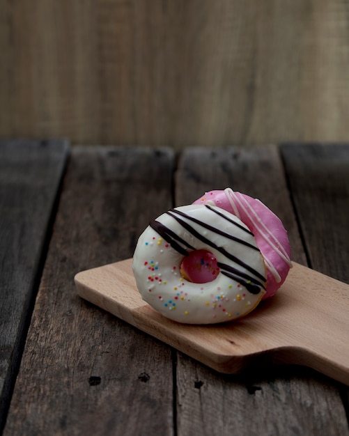 Verglaasde mini donuts op houten achtergrond