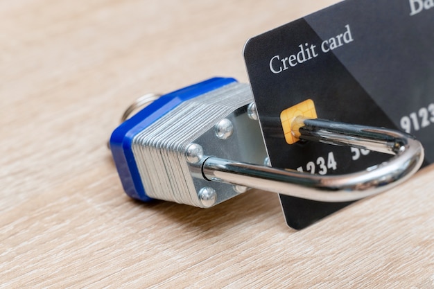 Vergrendeld met metalen hangslot, plastic creditcard