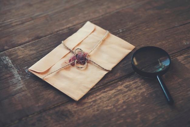 Vergrootglas en brief op houten tafel