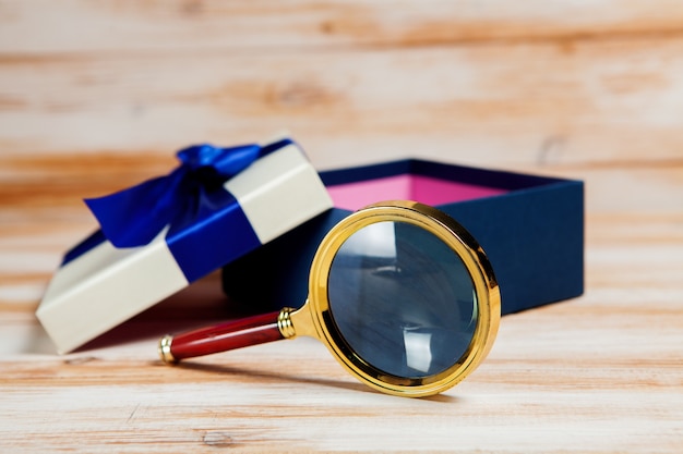 Vergrootglas en een cadeautje op tafel