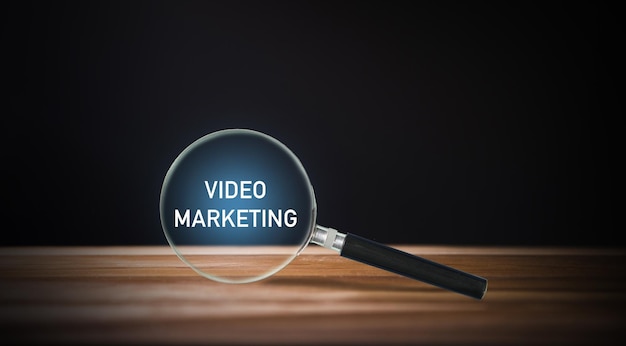 Vergrootglas en inscriptie videomarketing