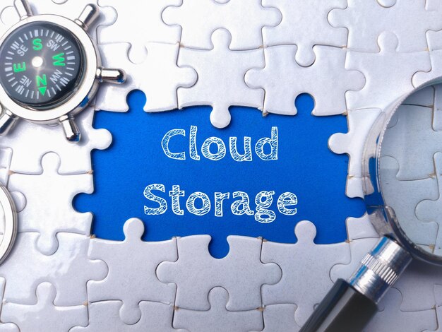 Vergrootglas en kompas met het woord Cloud Storage