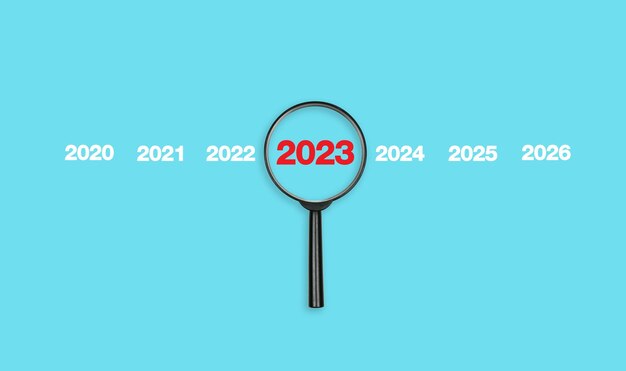 vergrootglas gericht op het jaar 2023. Focus op nieuwe zakelijke doelen, plan en strategie van het jaar 2023