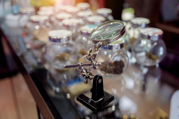 Vergrootglas ligt op tafel in het laboratorium